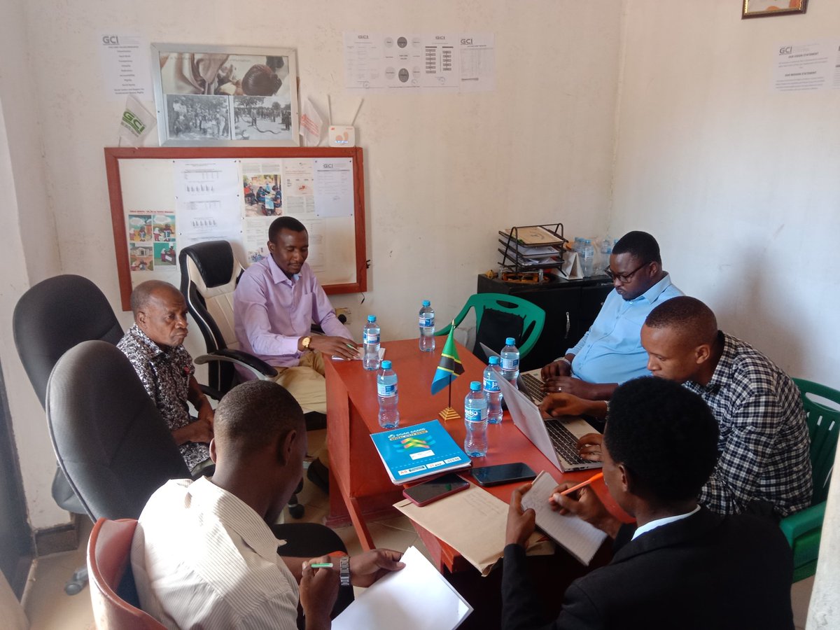 GreenCommunit14's tweet photo. Today we had a great visit at our office with Norwegian Church Aid Actalliance. 

They visited us to conduct an special conversation. We're very excited about this special visit at our organization. https://t.co/BhOPSWqpUx