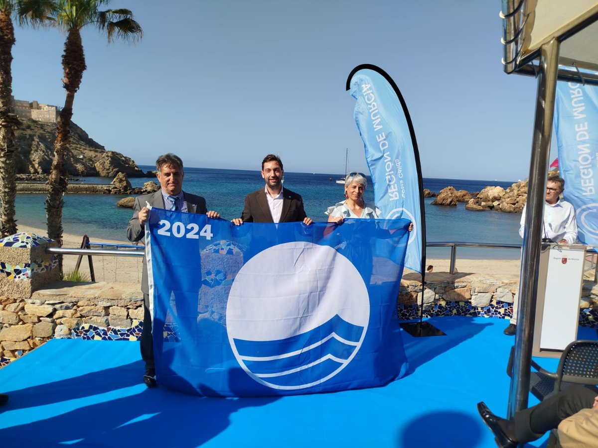 Bandera_Azul's tweet photo. 🔵 La ceremonia de entrega de Bandera Azul 2024 en la Región de Murcia ha tenido lugar hoy 🔵
➡️ Se ha entregado las 27 banderas para playas a 6 municipios murcianos, más 6 puertos deportivos y un Centro Azul.
#banderaazul #blueflag #adeac #feeglobal https://t.co/06LHT1U9yC