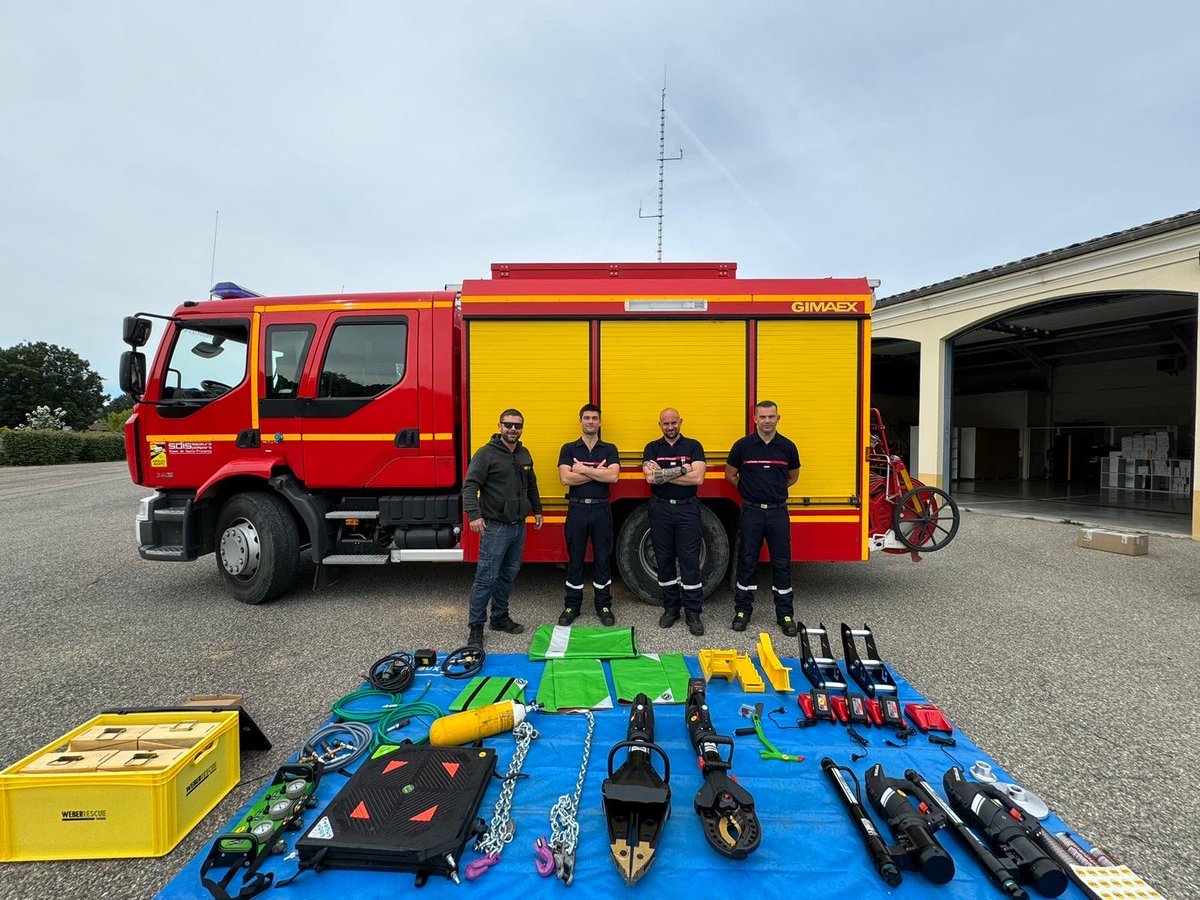 #Équipement

Hier, le GTL des #Pompiers04 a doté les SP de Gréoux-les-Bains de matériel de désincarcération électroportatif.

💪 Cette nouvelle technologie représente une avancée majeure dans nos opérations, améliorant à la fois l'efficacité et la sécurité de nos interventions.