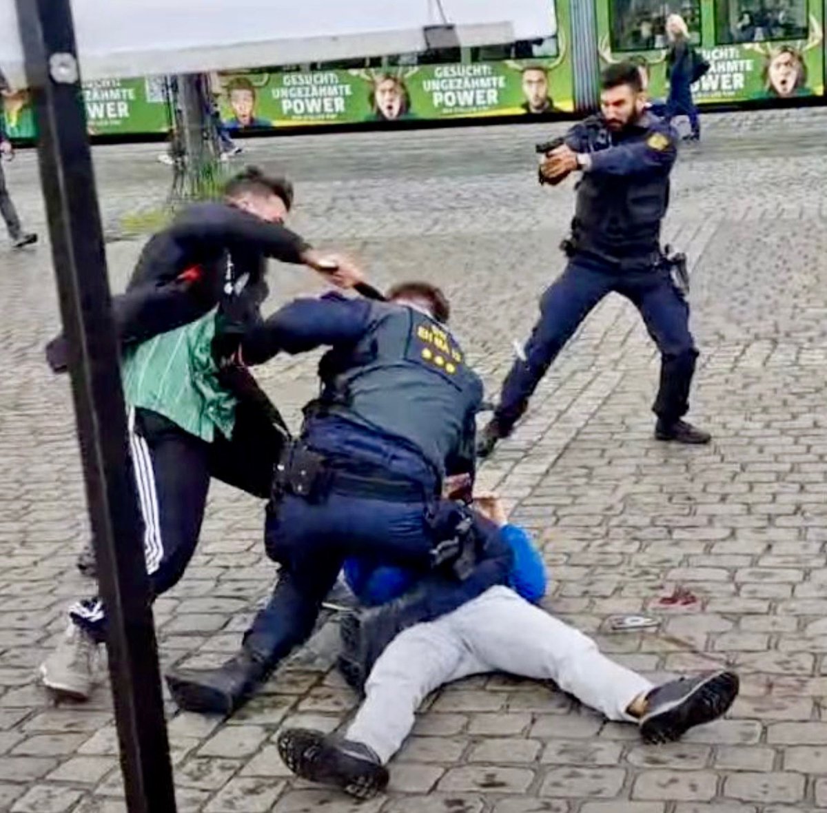 transitarena's tweet photo. In Mannheim hat ein Mann während einer Kundgebung der islamkritischen «Bürgerbewegung Pax Europa» den Islamkritiker Michael Stürzenberger vor laufenden Kameras mit einem Messer angegriffen. Wie im Video zu sehen ist, wurde Stürzenberger dabei mindestens am Bein verletzt. https://t.co/JYoumbM02z