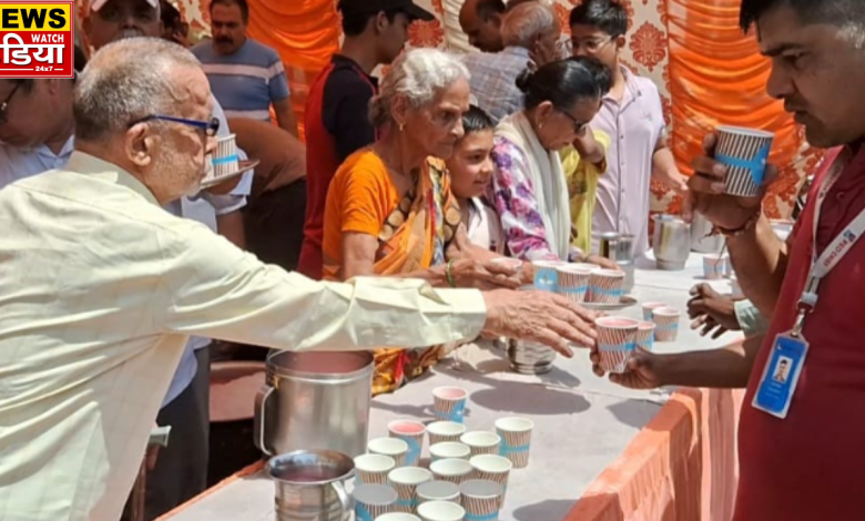 NewsWatch_Ind's tweet photo. #UPBijnorLatestNews: वरिष्ठ नागरिक परिषद की अनोखी पहल, राहगीरों को पिलाया शरबत
पढ़े:https://t.co/2A8xCvIMqx #upnews #heatwaveinup https://t.co/ubSejUKNYr