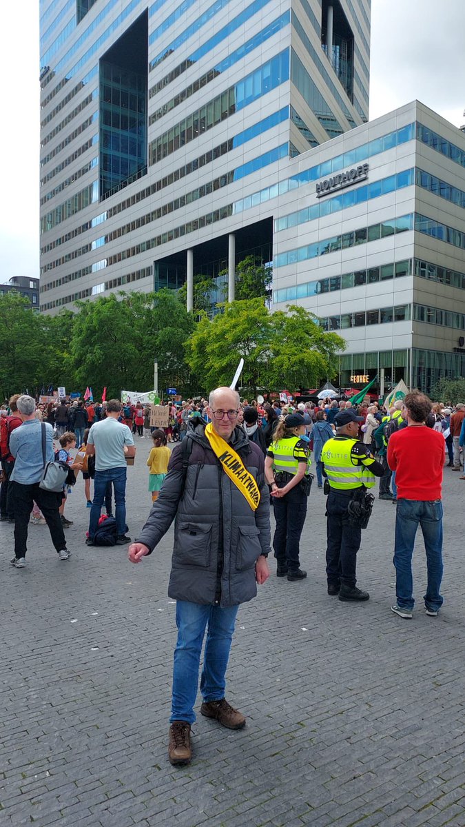 Vandaag lopen klimaatwakers mee met de @klimaatmarsnl bij de #Zuidas met dank aan Ruud en Mark: 'Koester het leven' en 'Ruimte voor leven' . 
#klimaatwake #klimaatcrisis #klimaatwakers
#klimaatwaker #climatecrisis #climatewake #amsterdam 

 instagram.com/p/C7ojtiLoskp/…