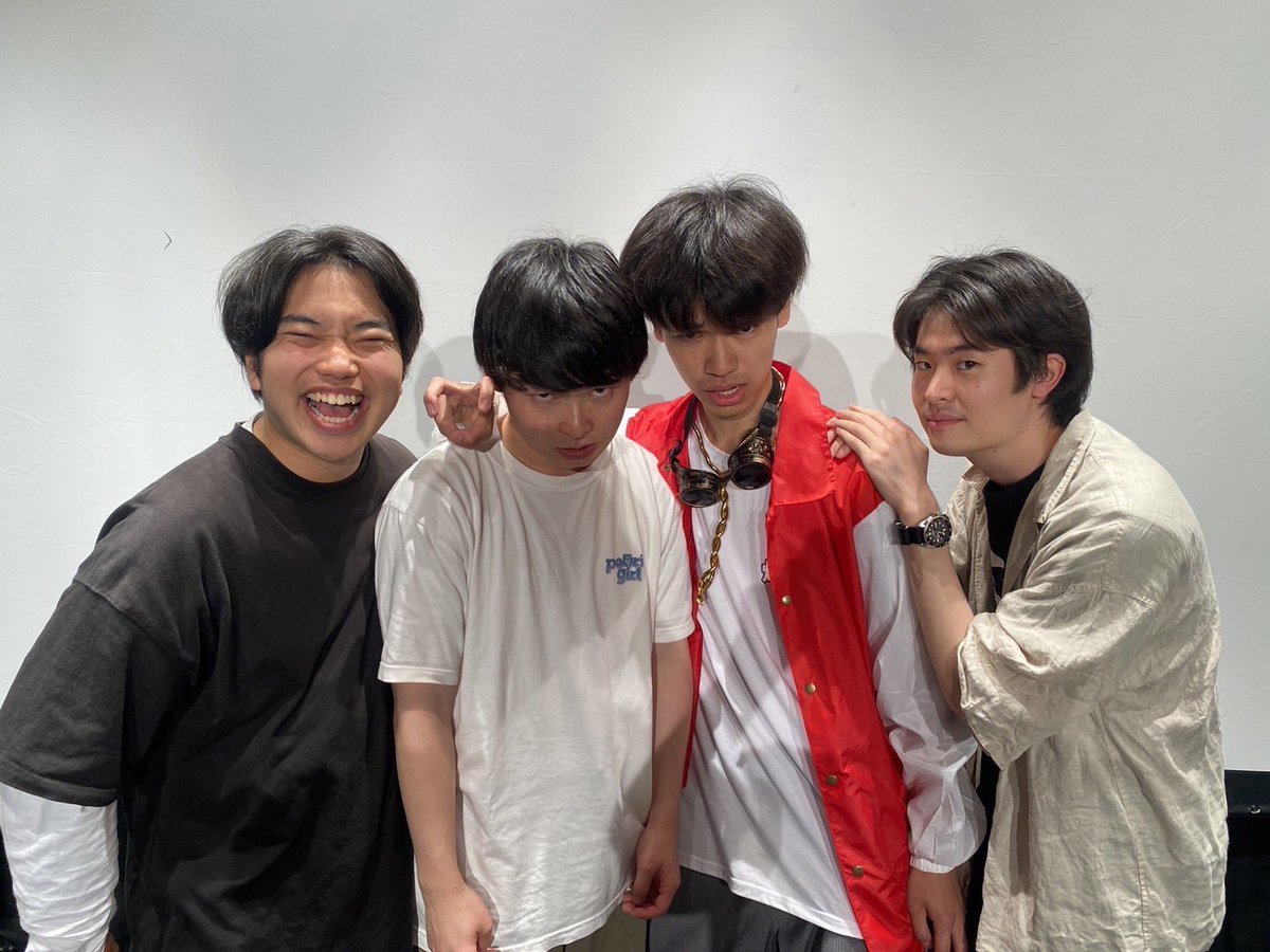 デビューライブvol.1 (5/30）
画像1枚目から、
1位：バタバタバッターズ(2年 林、安本、小沢、若松、柴崎）
2位：あんミュート(4年 織田、畑中）
3位：デオキシリボ爆弾（4年 伊澤、五十川、織田、熊谷）
が6/4に行われるL-1グランプリに進出です！