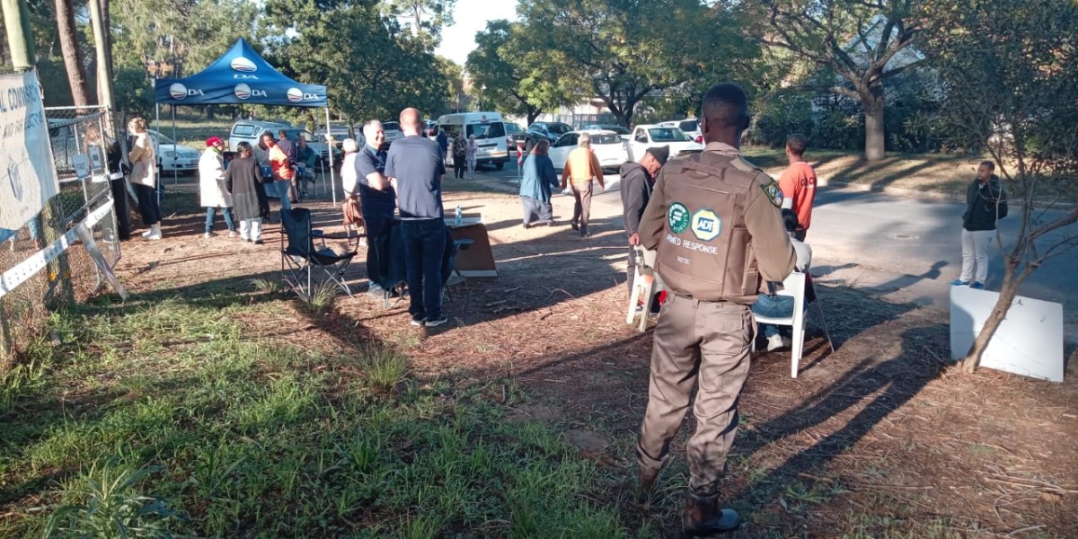 Fidelity_Secure's tweet photo. Our Stellenbosch team ensured your safety at the Papegaaiberg voting station on Wednesday. Thanks to our skilled heroes for guarding and securing a safe election!
#FidelityADT #Stellenbosch #FidelityHeroes #SAelections #VotingSeason #MakeyourMark #WeAreFidelity https://t.co/sSWImvKDYT