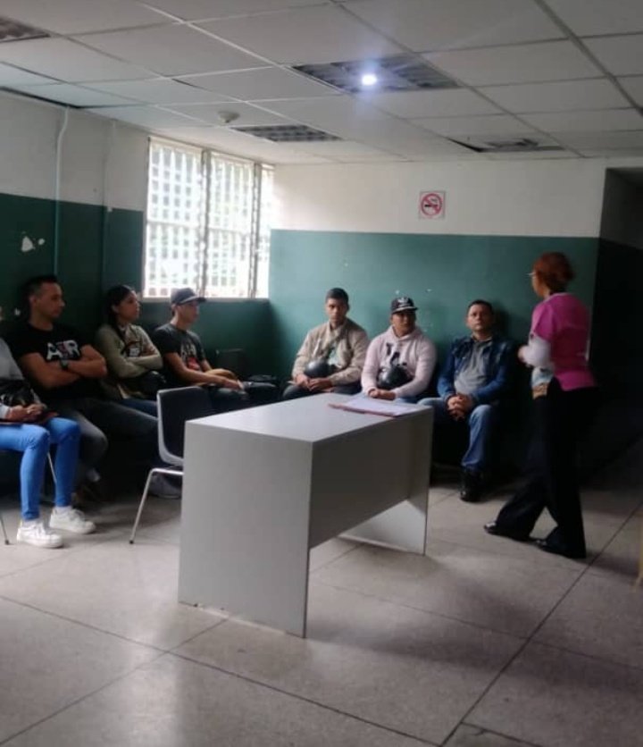 #31May #MásTemprano Sesión Educativa para concienciar sobre los daños del tabaco y sus derivados, por licda. Milagros Pérez, a pacientes en sala de espera del CTPIII Oscar Ovalles, del ASIC Terminal #LosTeques a propósito del #DíaMundialNoFumar @guillenmarelia #AvanzandoConAmor