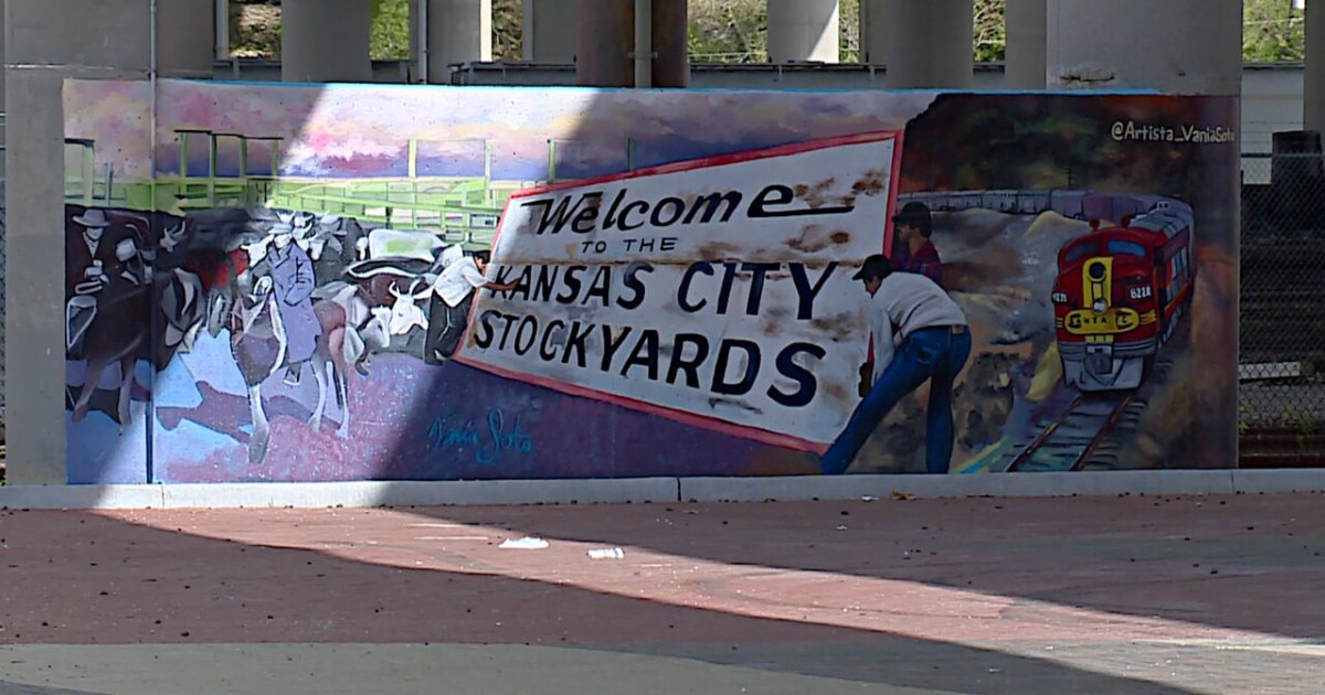 StockyardsKC's tweet photo. IT'S OFFICIALLY SUMMER IN THE STOCKYARDS! ☀️🕶️ https://t.co/ahy86354Op