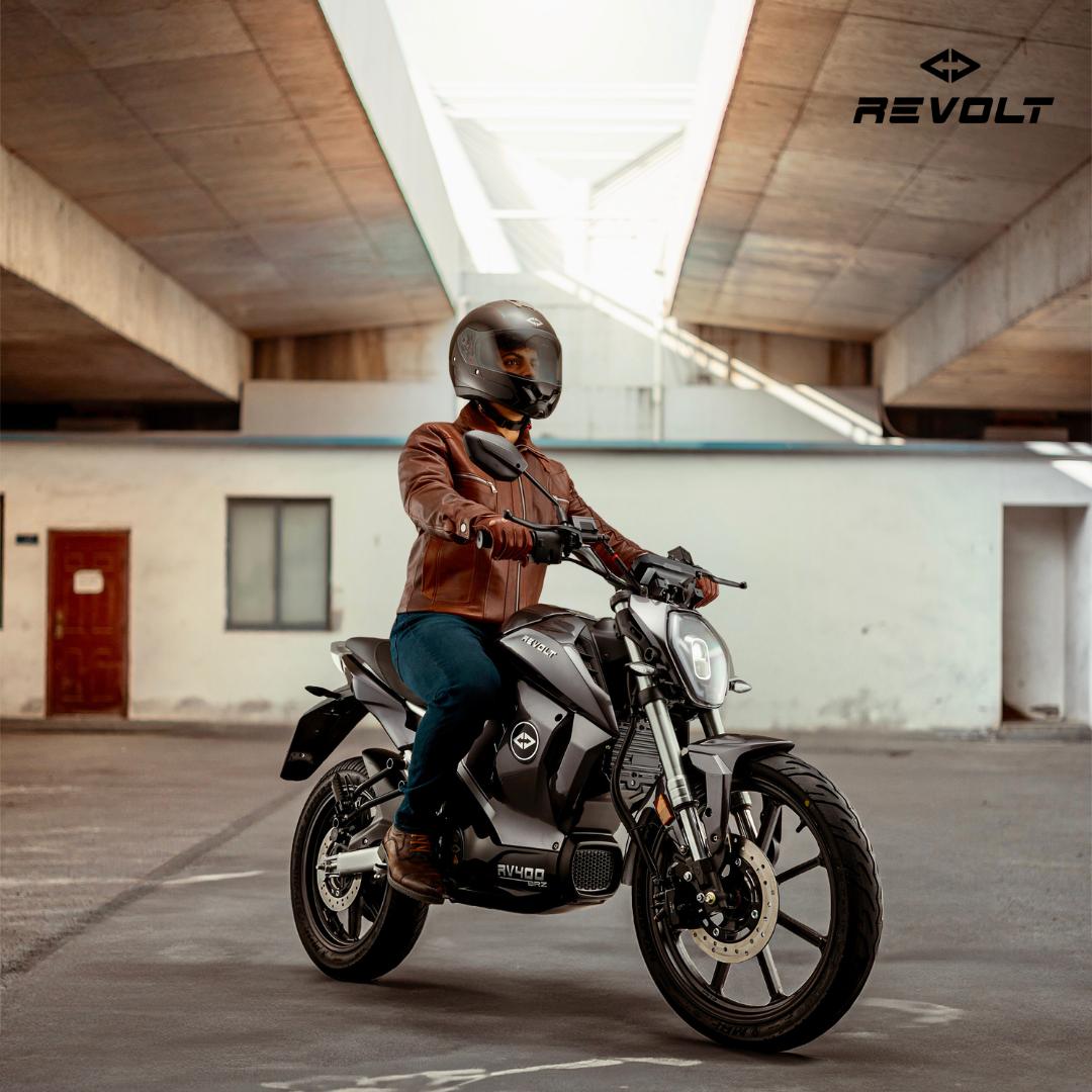 Zooming into another dimension this weekend on my #RV400BRZ. Where are you headed?
#revoltmotors #RV400 #RideTheRevolution #weekend #ev #electric #ElectricRevolution