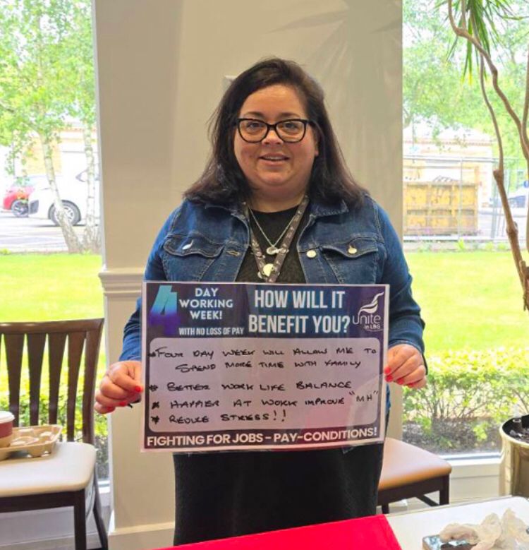 UniteinLBG's tweet photo. Your Unite rep team have been holding engagement stalls ahead off and following the Spring Bank holiday to get the views of LBG workers on the 4️⃣day working week, and how it can benefit them personally and also Lloyds.

Here’s a snapshot of some of the feedback so far... https://t.co/ikPkOEfKEA