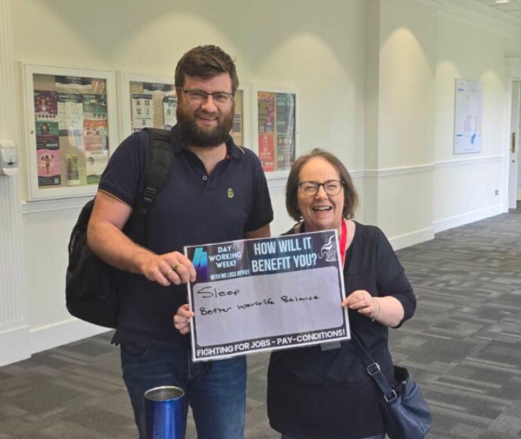 UniteinLBG's tweet photo. Your Unite rep team have been holding engagement stalls ahead off and following the Spring Bank holiday to get the views of LBG workers on the 4️⃣day working week, and how it can benefit them personally and also Lloyds.

Here’s a snapshot of some of the feedback so far... https://t.co/ikPkOEfKEA