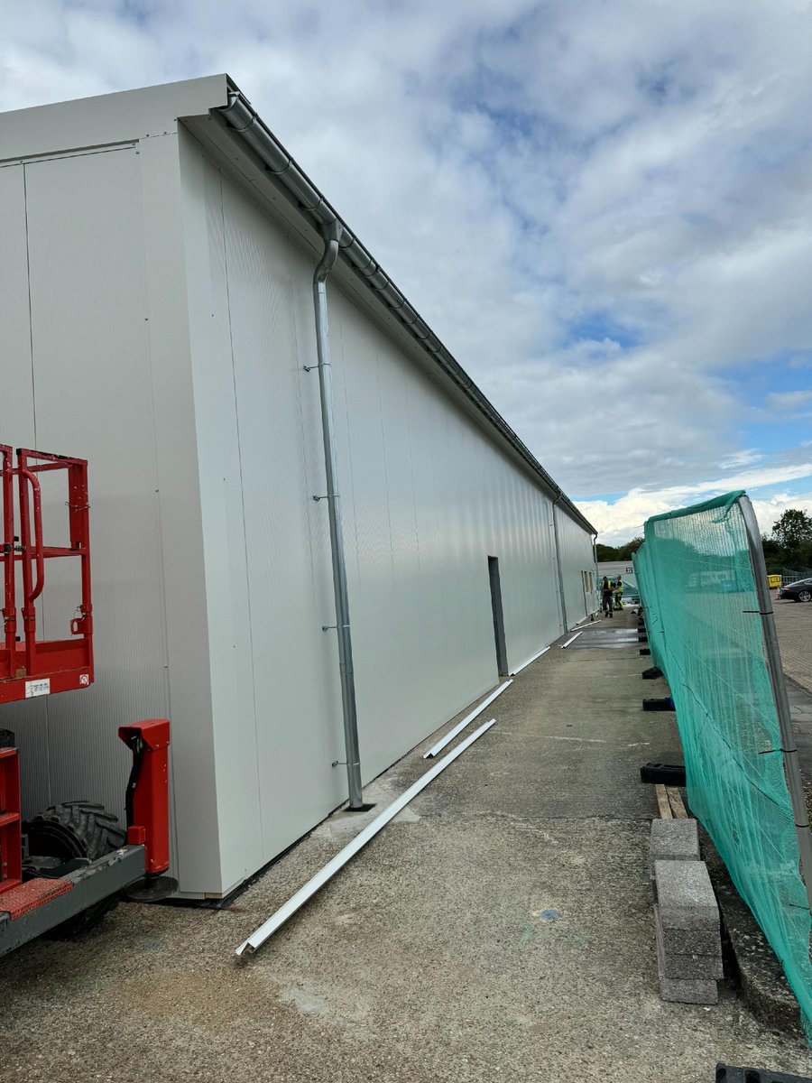 #TalesFromTheFactory
Progress is continuing on the expansion of the EM Acoustics factory.
Roof on and walls up. 

One thing’s for sure, it’s big! 
Next up… the floor.

Stay tuned!

#EMAcoustics #Manufacturing #AVTweeps #InsideTheFactory #ProAV