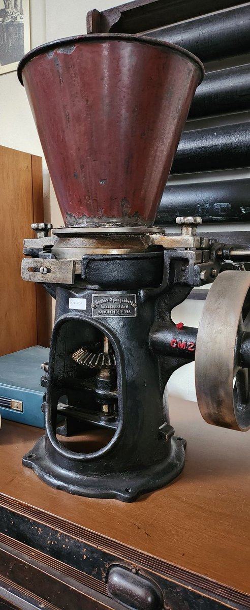 museostampalodi's tweet image. Oggi parliamo di #macchine e di #inchiostro (encaustum=bruciato) di nero fumo, gomma, acqua ed un po' di aceto, perché difficile da cancellare, fu usato fin verso il sec. XII. Poi arrivò l'inchiostro attuale... ma è  un altra storia! Foto: miscelatore inchiostri #VentagliDiParole