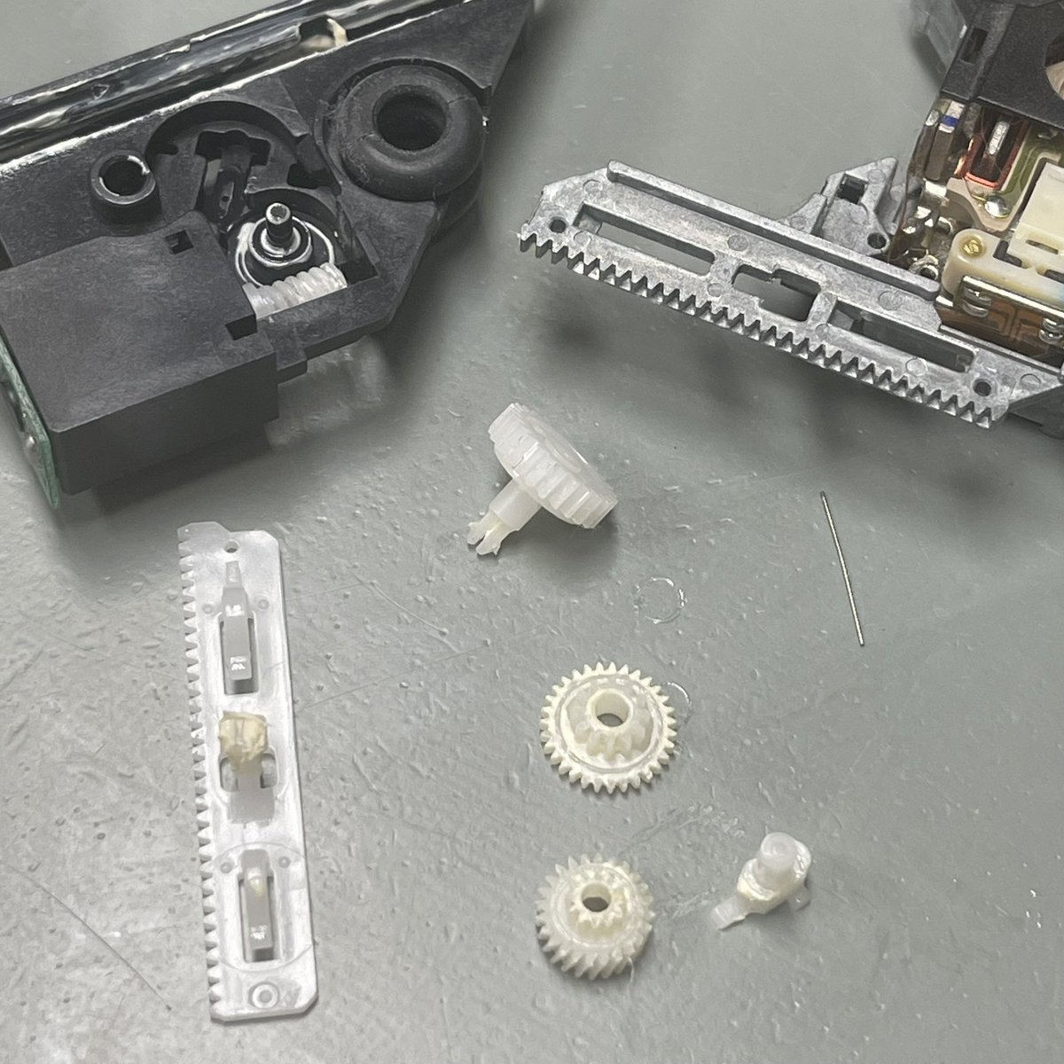 vestamods's tweet photo. Cleaning the PlayStation laser is a delicate process, but the reward is well worth your time! This process, along with a proper oil and greasing brings so many PlayStations back to life, without the need to adjusting the laser pot (the laser pot should be a last resort!). https://t.co/Pw6bEjz3YK
