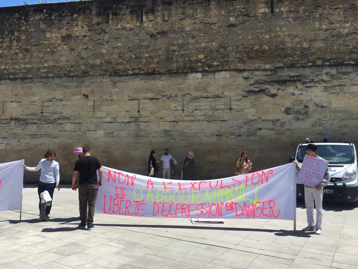 Ce vendredi, le tribunal judiciaire de Bordeaux doit statuer sur le sort de l'imam de Pessac, menacé d'expulsion. Les soutiens d'Abdourahmane Ridouane se sont rassemblés devant et dans le tribunal (📸 Nina Thomas Richard) france3-regions.francetvinfo.fr/nouvelle-aquit…