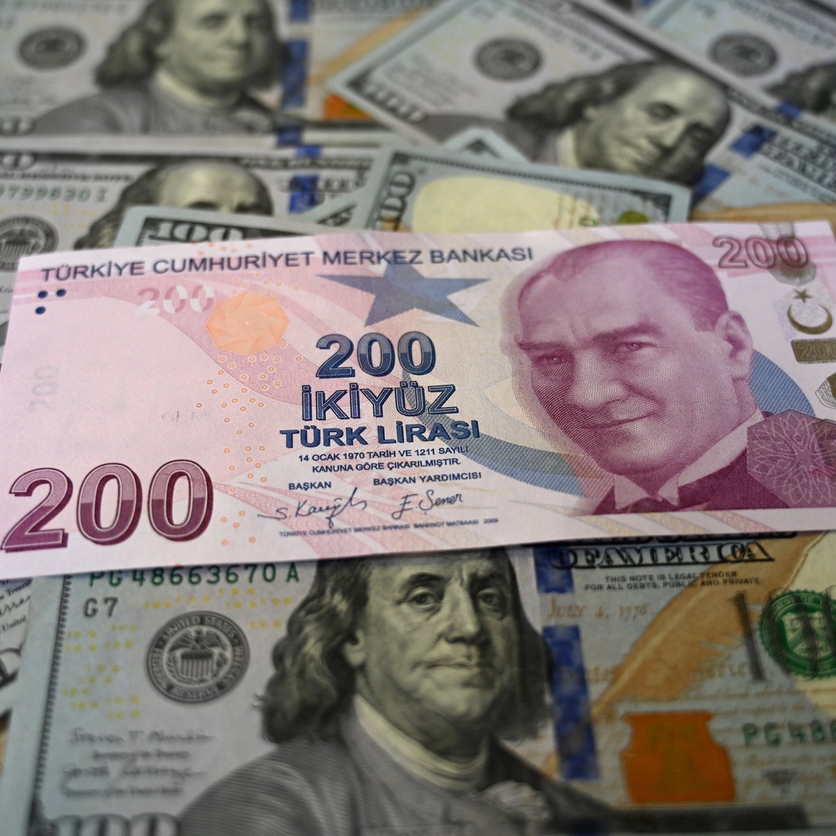 Türk lirası, Ağustos 2021'den bu yana ilk kez iki ay üst üste dolar karşısında değer kazandı.