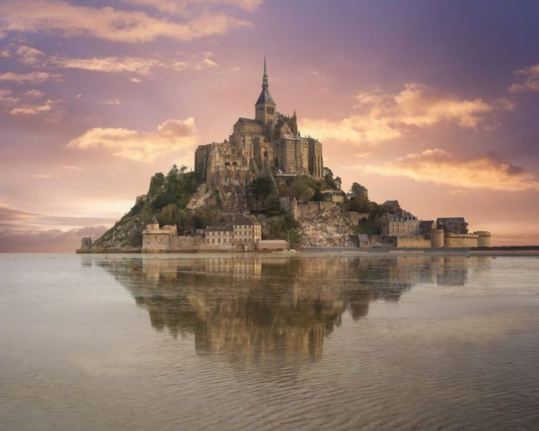 Mont-Saint-Michel might be the most aesthetic place on earth. It’s a cultural icon today, but at one point it served as a prison, and then was almost completely lost to history. It’s story highlights the need to vigilantly guard our cultural heritage🧵(thread)