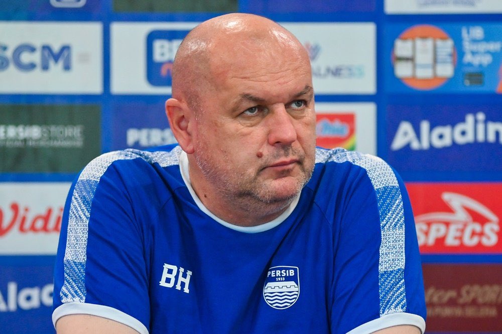 aunrrahman's tweet photo. The team isn't "his team". 

But He tweaked everything. Optimize everything.

Turns out his choice about Stefano Beltrame and Kevin Mendoza was right.

First foreign coach to bring the title to Bandung.

History Maker, Breaker of the Curse.

Mr. Bojan Hodak. https://t.co/GQBIGh6vLt