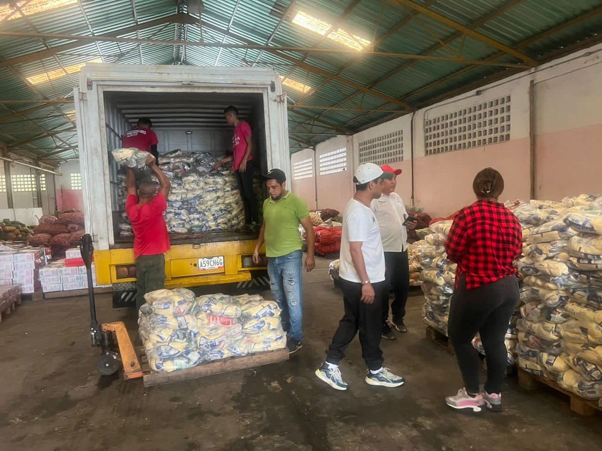 cnaeoficial's tweet photo. Gran despliegue 👏

Porqué nuestro objetivo es continuar garantizando una alimentación 4S nuestro Vicepdte. @gaza1616 acompaño el proceso de distribución de alimentos desde los almacenes de Mercal y Pdval en el  Edo. Cojedes. @NicolasMaduro @_LaAvanzadora @pedrodiazg59 https://t.co/bAV3j3HTM8