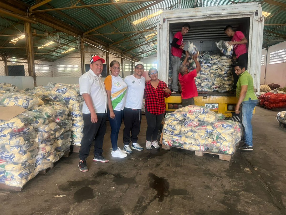 cnaeoficial's tweet photo. Gran despliegue 👏

Porqué nuestro objetivo es continuar garantizando una alimentación 4S nuestro Vicepdte. @gaza1616 acompaño el proceso de distribución de alimentos desde los almacenes de Mercal y Pdval en el  Edo. Cojedes. @NicolasMaduro @_LaAvanzadora @pedrodiazg59 https://t.co/bAV3j3HTM8