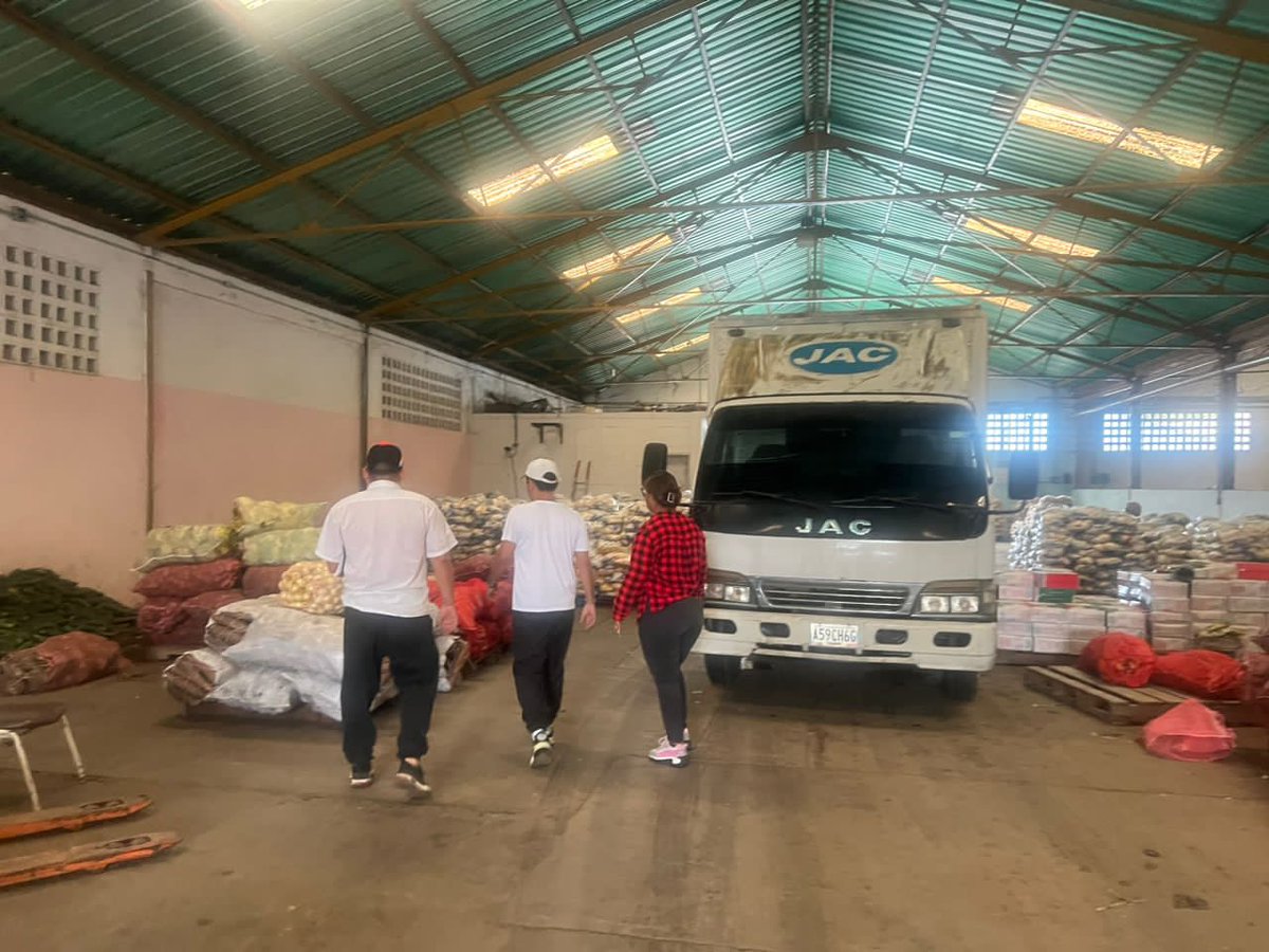 Gran despliegue 👏

Porqué nuestro objetivo es continuar garantizando una alimentación 4S nuestro Vicepdte. <a href="/gaza1616/">Fuerza, Fe, Esperanza y Amor</a> acompaño el proceso de distribución de alimentos desde los almacenes de Mercal y Pdval en el  Edo. Cojedes. <a href="/NicolasMaduro/">Nicolás Maduro</a> <a href="/_LaAvanzadora/">Yelitze Santaella</a> <a href="/pedrodiazg59/">Pedro Diaz</a>