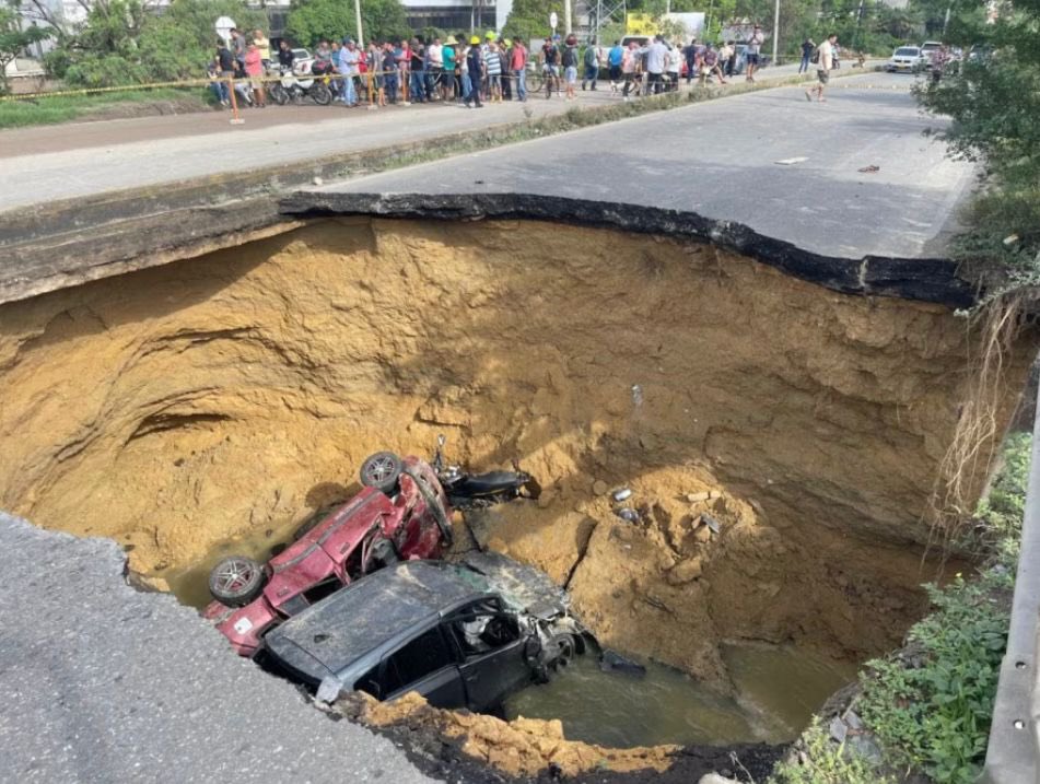 Hoy nos embarga una profunda tristeza y preocupación al recibir la trágica noticia del desplome de un tramo del puente que conecta a Soledad y Barranquilla en la vía al aeropuerto, un suceso lamentable que ha cobrado vidas inocentes.

Este accidente no solo nos afecta como