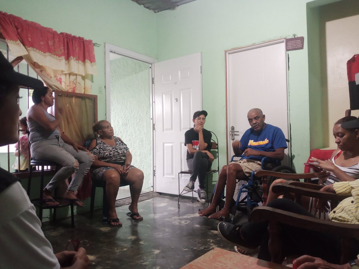 "Llevar el mensaje de paz y concientizar el pueblo es la clave para defender nuestra patria" Desde el municipio Santiago Mariño del Estado Aragua Tupamaro está en la calle apoyando a Nicolás.🔴⚫🇻🇪