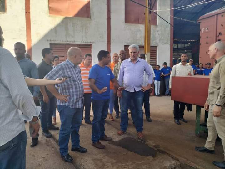 ferrocarrilcuba's tweet photo. @DiazCanelB , en los talleres de la  #EREF,   elogió las nuevas maneras a que acude el colectivo obrero, el  cual tiene a su disposición una alta capacidad de innovación. (...), se enfrascan hoy para obrar la reconversión de  ómnibus Diana en ferrobuses.
🚂🇨🇺 https://t.co/TL4LBAGajs