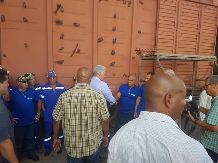 ferrocarrilcuba's tweet photo. @DiazCanelB , en los talleres de la  #EREF,   elogió las nuevas maneras a que acude el colectivo obrero, el  cual tiene a su disposición una alta capacidad de innovación. (...), se enfrascan hoy para obrar la reconversión de  ómnibus Diana en ferrobuses.
🚂🇨🇺 https://t.co/TL4LBAGajs