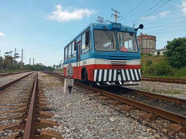 ferrocarrilcuba's tweet photo. @DiazCanelB , en los talleres de la  #EREF,   elogió las nuevas maneras a que acude el colectivo obrero, el  cual tiene a su disposición una alta capacidad de innovación. (...), se enfrascan hoy para obrar la reconversión de  ómnibus Diana en ferrobuses.
🚂🇨🇺 https://t.co/TL4LBAGajs