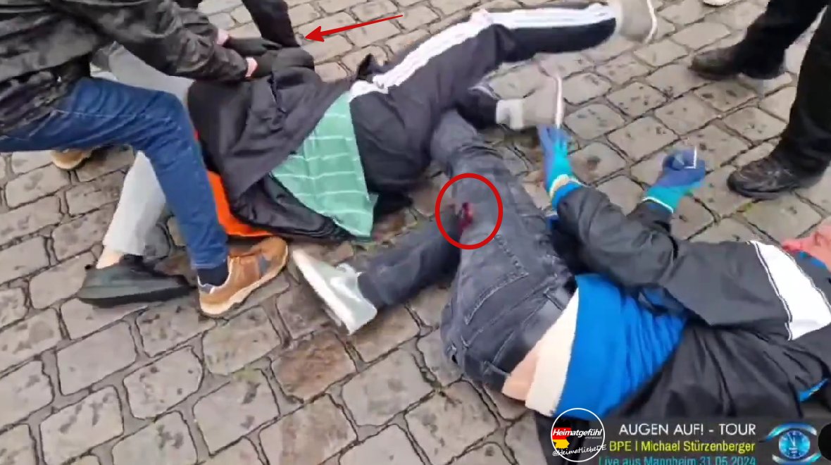 Diese Szene muss man sich auch mal reinziehen. 

Dutzende Polizisten waren vor Ort. 
Nicht die Polizei greift ein, als Stürzi mit einem Messer brutal attackiert wird, sondern Passanten oder Leute aus dem Team von #Stürzenberger.

Dafür hat man auch keine Worte mehr.