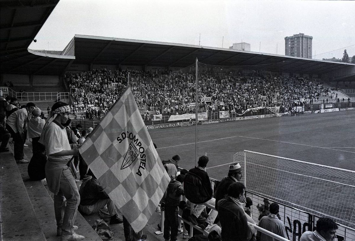 SD_Compostela's tweet photo. 🙌 Mañá temos unha cita coa historia 

🩵🤍  Hai 30 anos, miles de afeccionados estaban listos para unha viaxe que nunca esquecerán

⚽️ Mañá, ás 12.00, será o momento de rememorar aquel partido histórico 👇
🎟 Sala 4 Cine @AsCancelas
✍️ Inscrición gratuíta https://t.co/F1hpN6I8Pc https://t.co/7oboq1ipVo