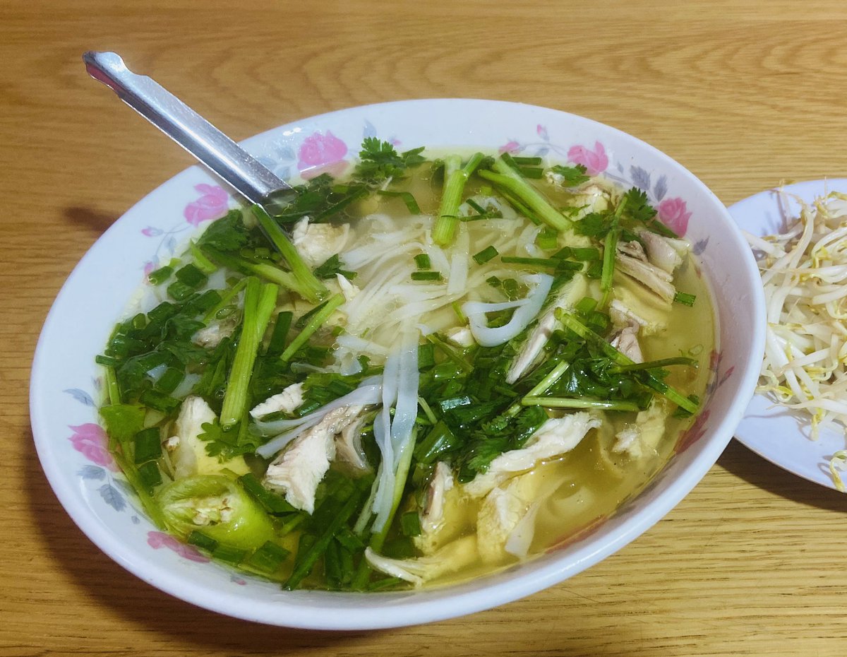 Saigonで個人的に最もハマっている🇻🇳ハノイ料理の店

今日の昼食ではPhở gà🐓を注文

旨味が凝縮された🇻🇳北部独特の濃厚なスープが絶品‼️

さすが「No. 1 Hanoi」と名乗るだけある☝️

Phở Số 1 Hà Nội
maps.app.goo.gl/4ADpT4vVCPd97B…