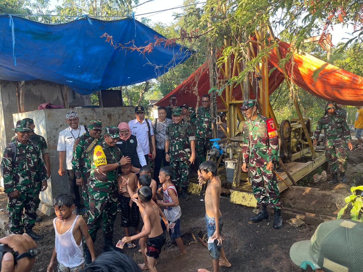 Aster Panglima TNI melakukan kunjungan kerja ke lokasi TMMD Ke-120 di Dusun Polay, Jatisari, Arjasa, Kabupaten Situbondo, Jatim yang merupakan Wilayah Kodim 0823/Situbondo, Rabu (29/5/2024).

tni.mil.id/view-241749-as…

#tniprima
#profesional
#responsif
#integratif
#modern
#adaptif