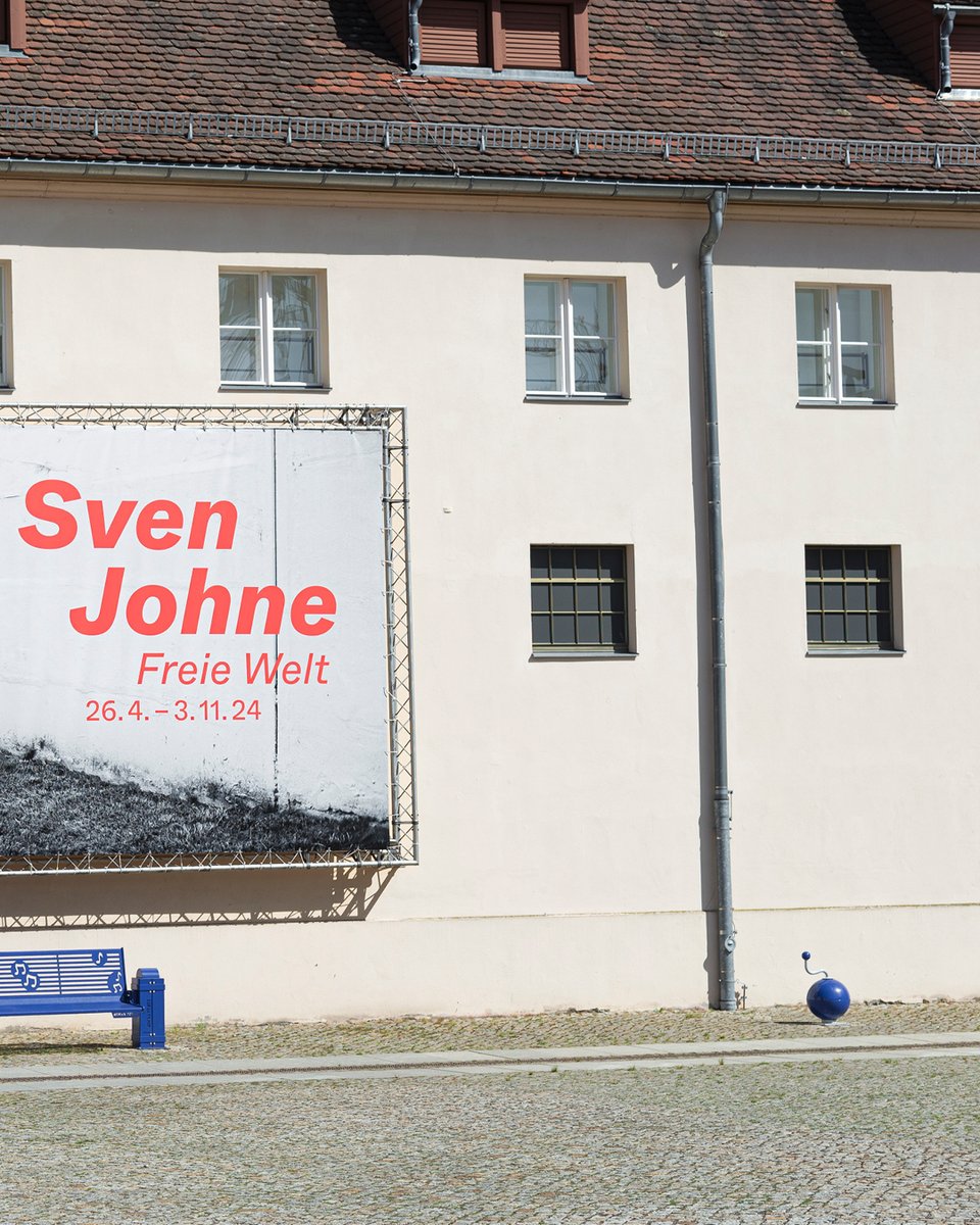 In his exhibition “Free World”, the artist and filmmaker Sven Johne deals with the emotional story that emerged through the blank spaces. In collaboration with the curator and the director of the Brandenburg Museum we created the viusal appearance of the exhibition.