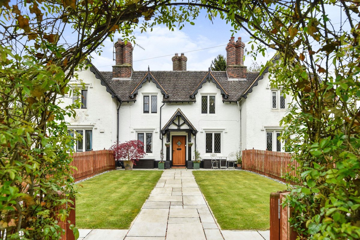 PHOTO OF THE MONTH WINNER FOR APRIL! 
This awesome shot was taken for Stephenson Browne Estate Agents.

Big congrats, Nick - perfect framing of this lovely property.

#PropertyPhotography #RealEstatePhotography #NPPAwards