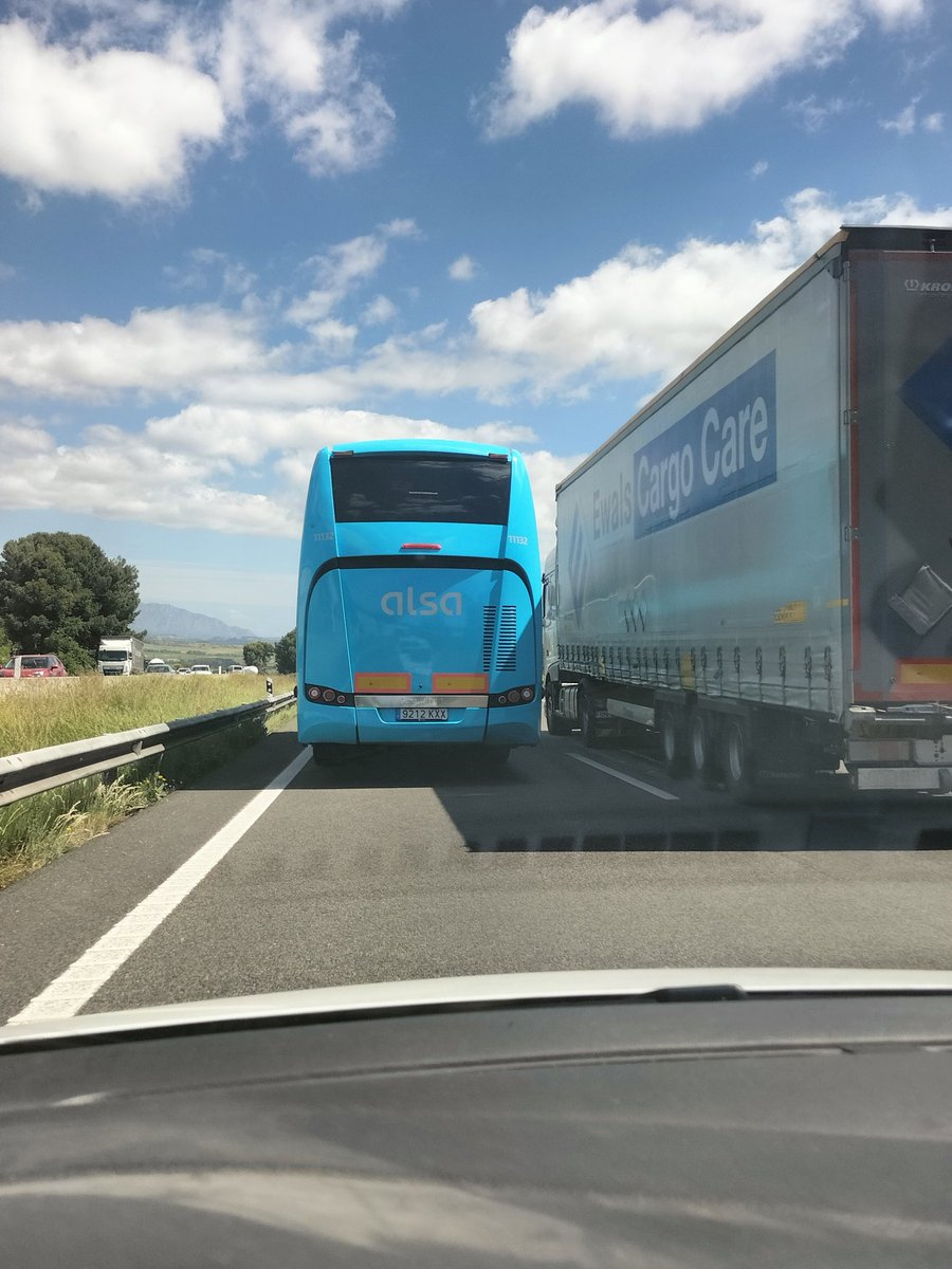 Ap7 direcció BCN 
Carril dret completament buit.
El conductor del @Alsa_autobuses ha decidit avançar , i tirar-se 10minuts bloquejant el carril esquerre..
Anem a la cua en educació vial. A la cua.
Cada cop és mes evident.
@mossos @transit @antiradarcatala