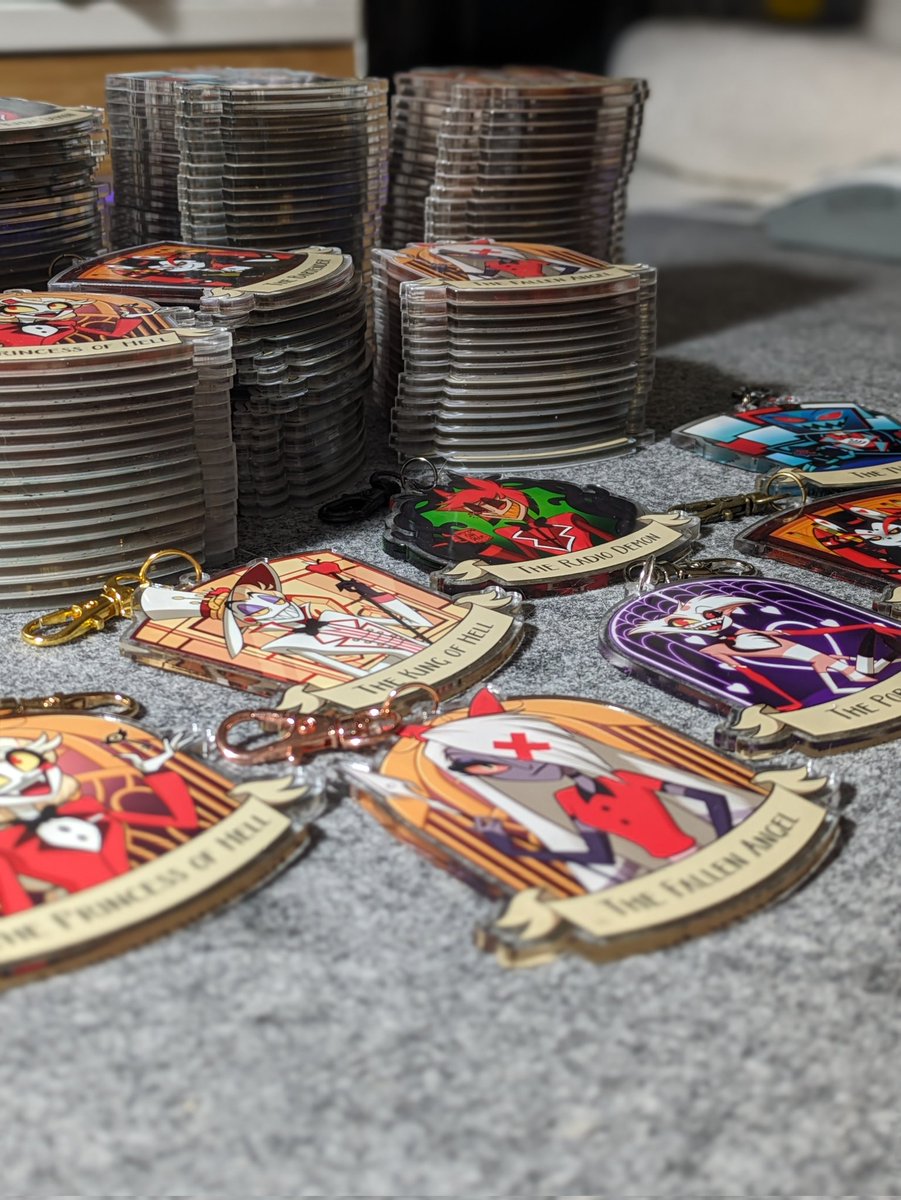 So happy how the charms turned out 😍
Will offer these at Dokomi next month! 

#HazbinHotel #HazbinHotelFanart
#HazbinHotelFanMerch