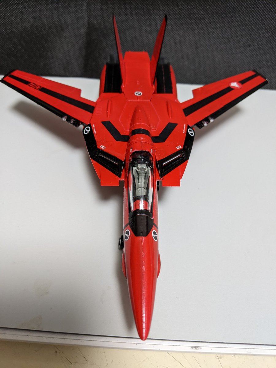 omitu19's tweet photo. 作品名「VF-1S デモンストレーションカラー」
使用キットはハセガワ1/72 VF-1S
いつも通りの赤黒カラーです
戦闘用ではなくイベントなどで展示されるイメージなので光沢使用です

#マクロスモデラーズ応募 https://t.co/w1BeRGTiZ1