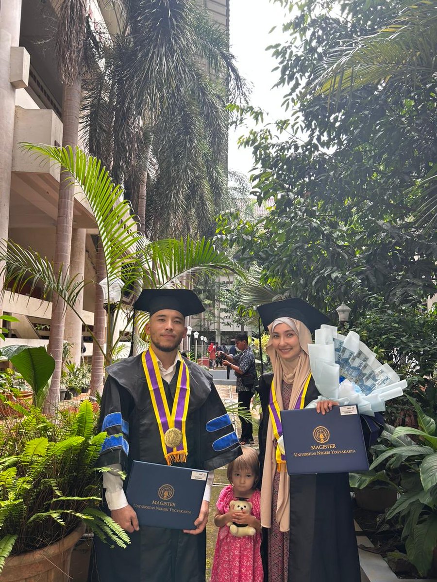 Congratulations to our brother @bek_mukhtaruly and Sister @tassygozhina from #Kazakhstan who has been graduated and got Master Degree from UNY ⁦@unyofficial⁩ ~ #DubesRIKazakhstanTajikistan #IniDiplomasi #RistisKemajuan @kemlu_ri #DiplomasiPendidikan ⁦@MFA_KZ⁩