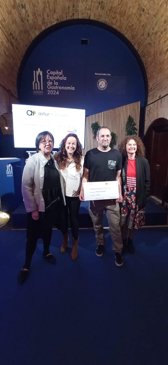 Hoy hemos acompañado a Ana de <a href="/anchoashazas/">Anchoas Hazas</a> en la recogida de la Beca Emprende Territorio 👏
Este reconocimiento que otorga #Asturmanager en colaboración con la Fundación <a href="/CRASTURIAS/">Caja Rural Asturias</a> busca contribuir al fortalecimiento del tejido empresarial asturiano 😁 <a href="/Asturgar/">Asturgar SGR</a>
¡Enhorabuena!