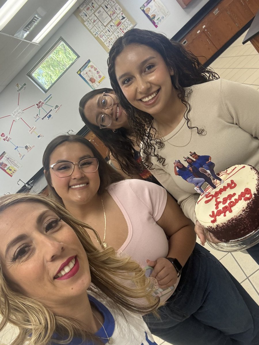aluna0707's tweet photo. Memories that will go on forever🥼👩🏼🔬🥽🧪🧬🔬 ❤️ 4 classes and the “yapping” never stoped 😆 Congratulations Daniela Herrera, Itzel Olivas and Jocelyn Aguilera…I will miss you 😢 #drlunasclass #ClassOf2024 #SEISDinspires #EMTstudents #SanEliNation #SEHStheBest https://t.co/rhkKgR4YHZ