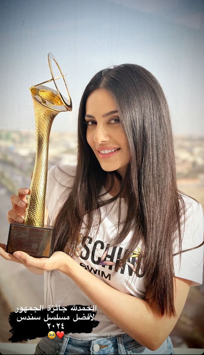 رائعتنا إلهام عبر الـ Instagram برفقة جائزتها من حفل #مهرجان_الخليج_للأذاعة_والتلفزيون  🤩🏆