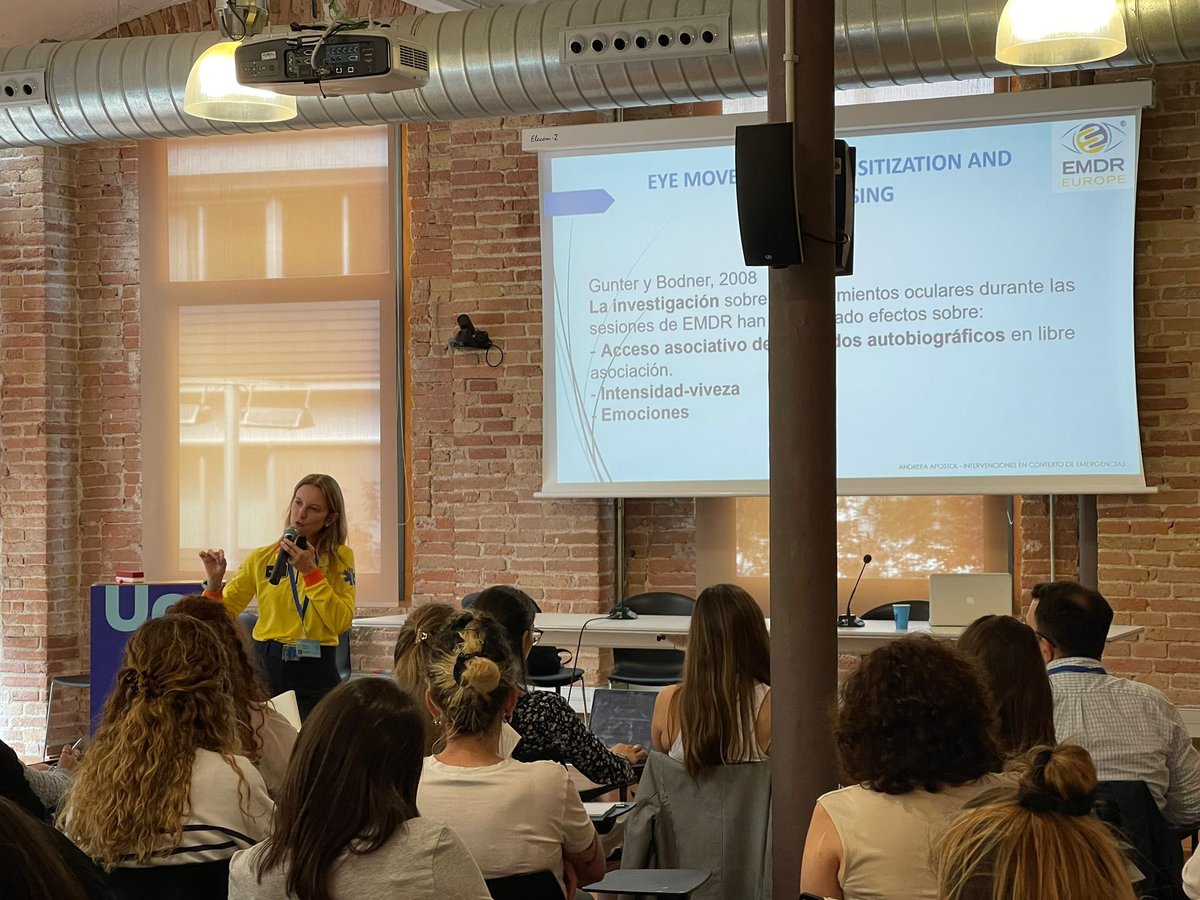 semgencat's tweet photo. @UOCpsicoedu @AlbaApego 📸: L’Andrea Apòstol, presentant el taller ‘Intervencions en context d’emergències, crisis i desastres: de l’abordatge #EMDR a les intervencions d’estabilització de baixa intensitat (#ASSYST)’.
@UOCpsicoedu #CongresoPsicoUOCSEM https://t.co/ChlNycjrC1