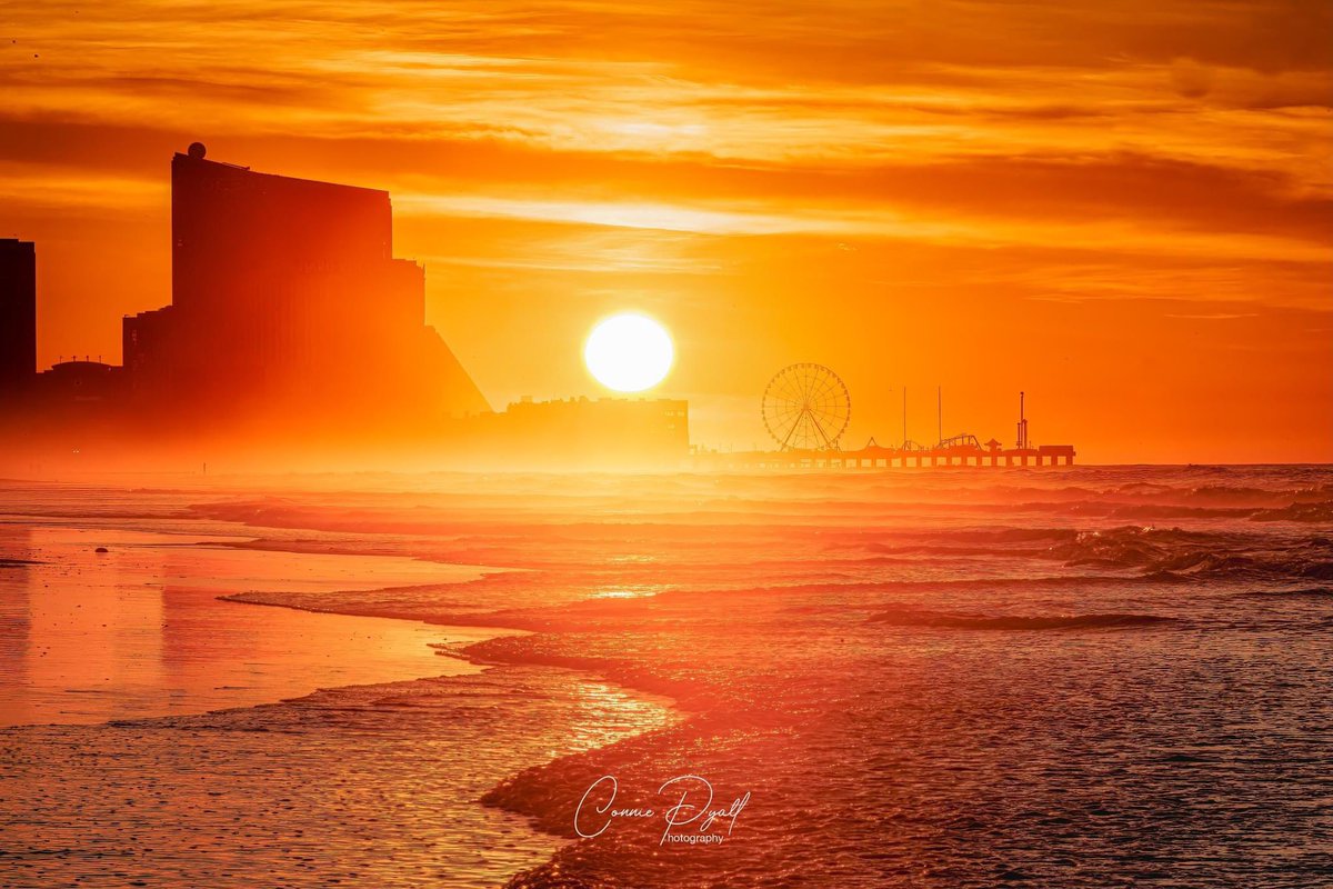 Can’t complain when your view looks like this ✨ Looking for weekend plans? We’ve got you covered 😎 Visit ow.ly/TlTK50S46EZ for more info 📸 Connie Pyatt Photography #newjersey #doac #visitac #reallyac #experienceatlanticcity #onlyinac #authenticexperiences