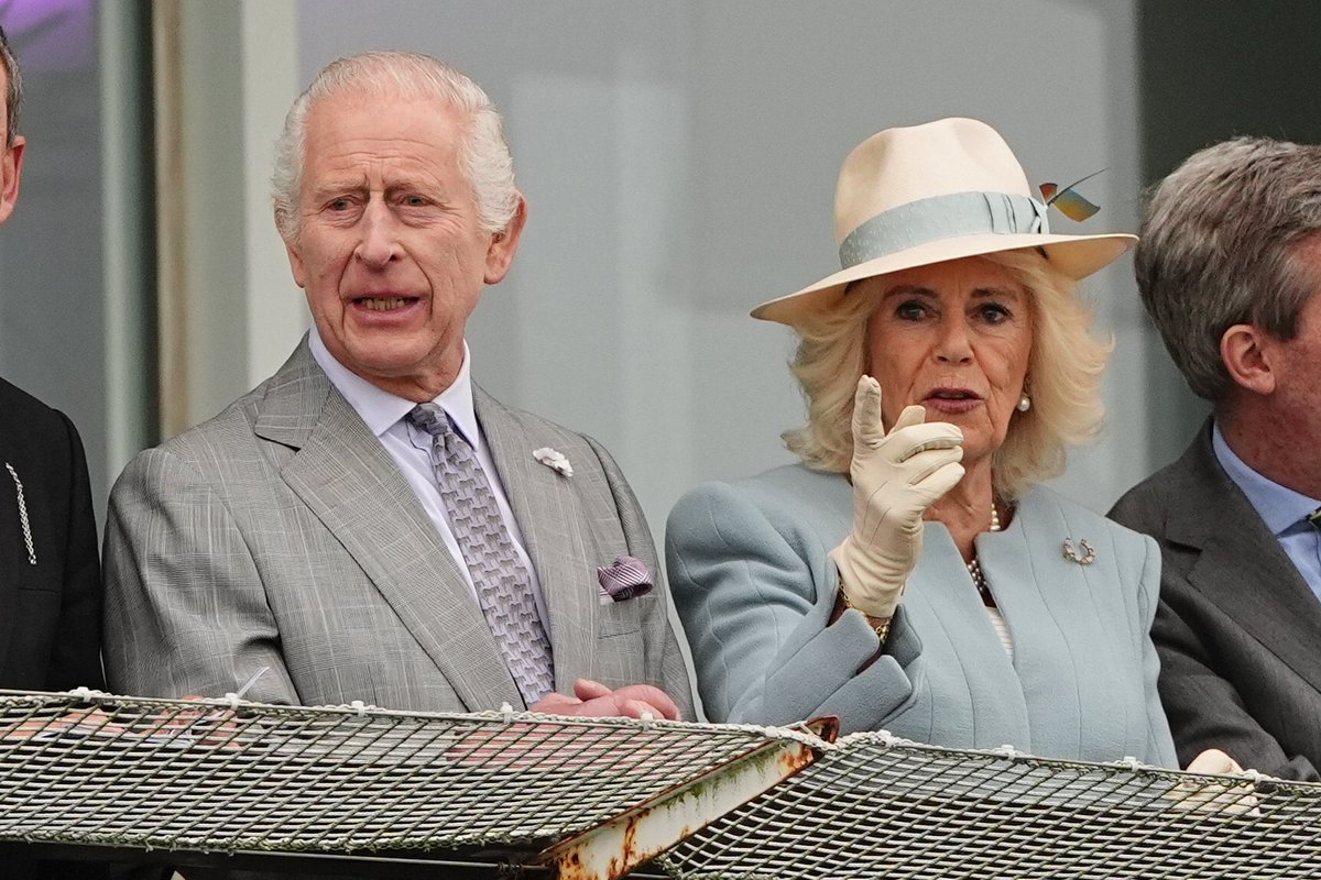 👑🇬🇧 | Carlos III y la Reina han llegado al @EpsomRacecourse para animar a su caballo Treasure en The Oaks, el cual fue criado por la reina Isabel II

📸 PA