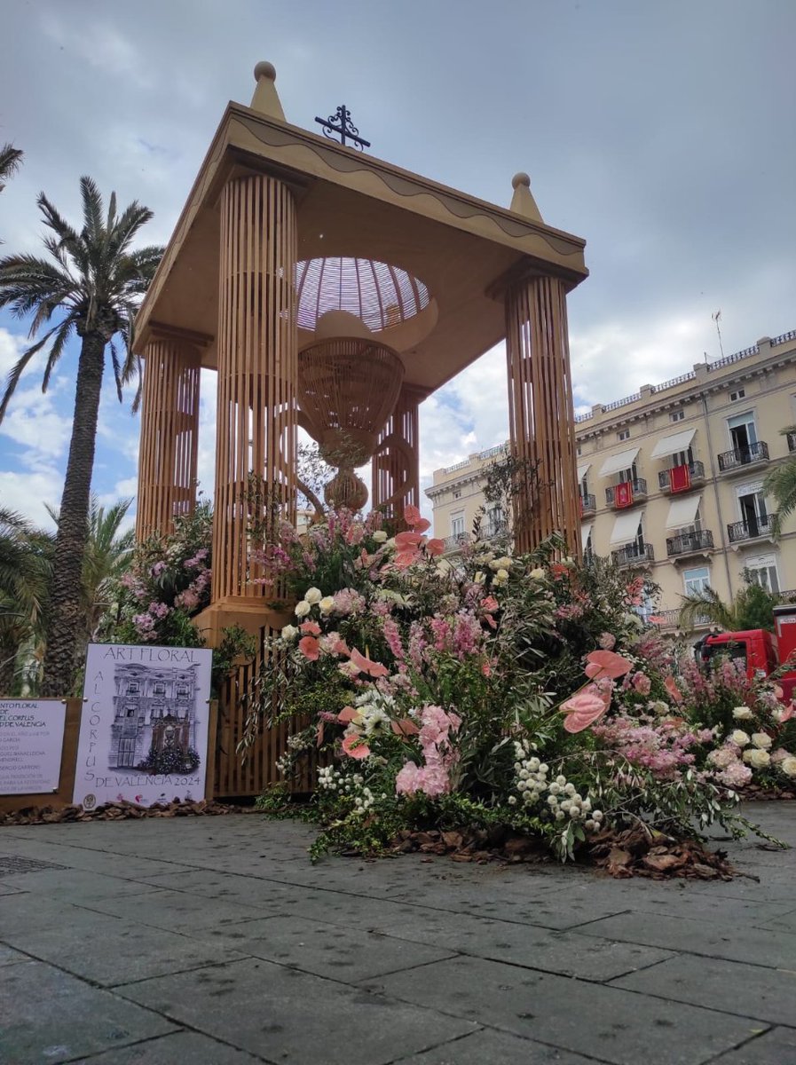 🌼Ja està instal·lat a la plaça de la Reina📍 el monument d'art floral en honor del #CorpusVLC, on romandrà tot el cap de setmana.
➡️El monument és una reproducció del Sant Calze de 4 metres d'altura per 3 d'ample, realitzat per l'artista faller🖌️Juanjo García en vareta de fusta.