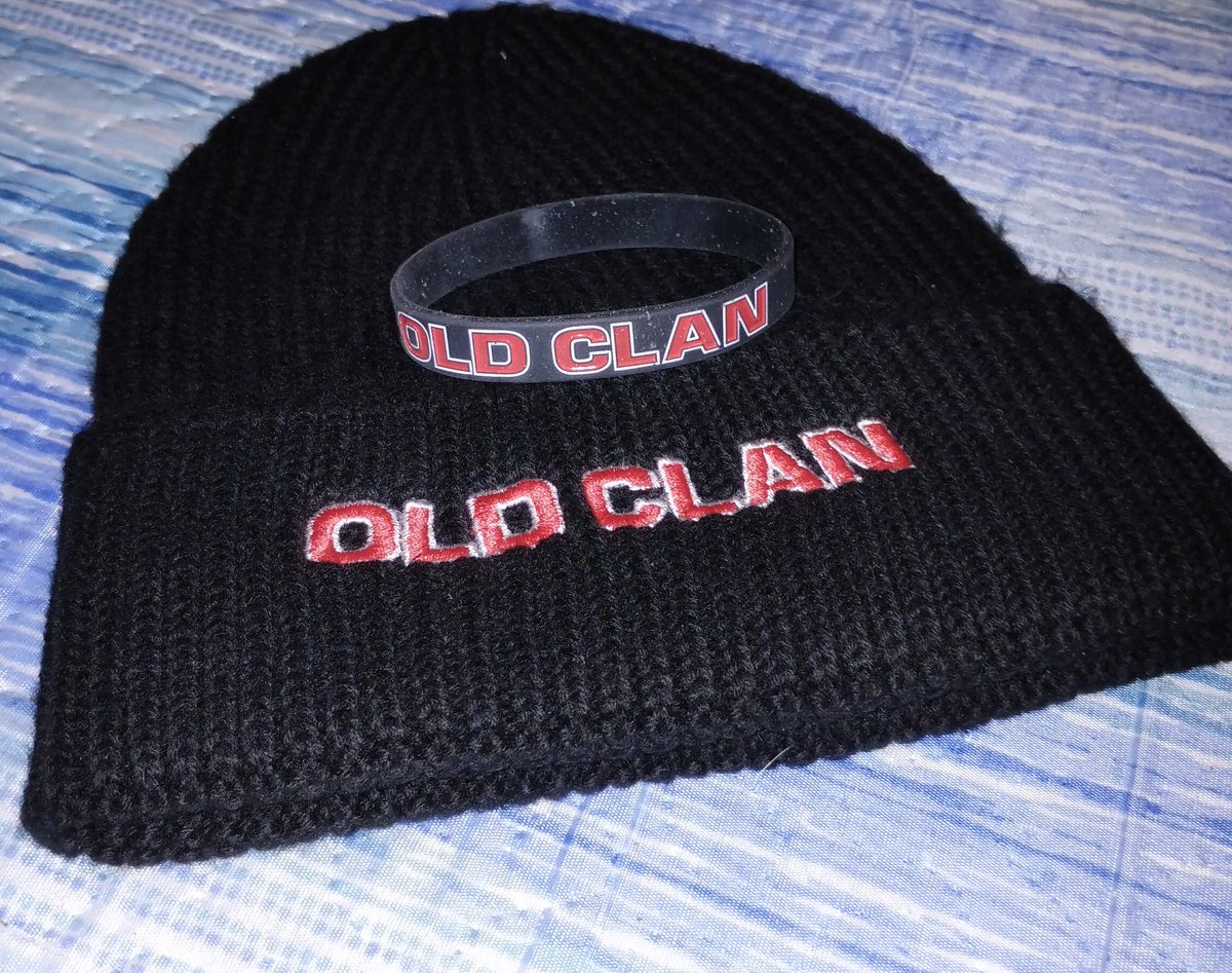 Grazie di cuore all'amico @BisiniAttilio e con lui tutto il gruppo #OldClan, che mi ha fatto un regalo tanto bello quanto inatteso : una bellissima cuffia nera di lana, marchiata OLD CLAN ed un bel braccialetto sempre nero, sempre marchiato OLD CLAN.
forza vecchio cuore❤️🖤❤️🖤