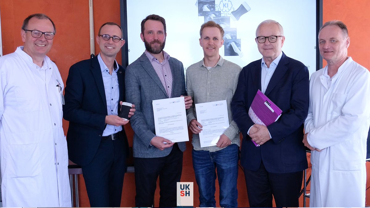 Universitätsklinikum Schleswig-Holstein (@uksh_ki_hl) on Twitter photo 295.000 Euro für innovative Bildgebung: Digitalisierungsminister <a href="/SchroedterDirk/">Dirk Schrödter</a> überreichte einen Förderbescheid für ein Projekt von UKSH und Echoscout, um den 3D-Ultraschall mithilfe von KI zu einem „CT für die Hosentasche“ weiterzuentwickeln. Infos: uksh.de/240531_pi_3dul… 295.000 Euro für innovative Bildgebung: Digitalisierungsminister <a href="/SchroedterDirk/">Dirk Schrödter</a> überreichte einen Förderbescheid für ein Projekt von UKSH und Echoscout, um den 3D-Ultraschall mithilfe von KI zu einem „CT für die Hosentasche“ weiterzuentwickeln. Infos: uksh.de/240531_pi_3dul…
