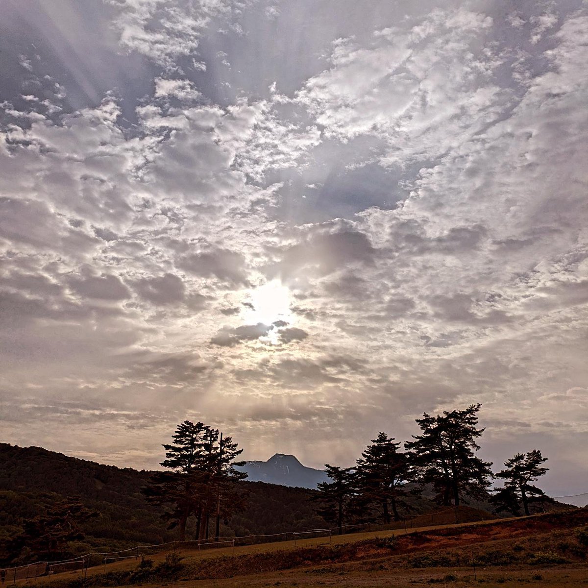 Before sunset at Madarao
日没前！

madaraokogen.com

#Madarao #Madaraokogen #斑尾高原 #斑尾 #斑尾高原スキー場 #tangramskicircus #タングラム斑尾東急リゾート

📸: 寺瀬俊彦