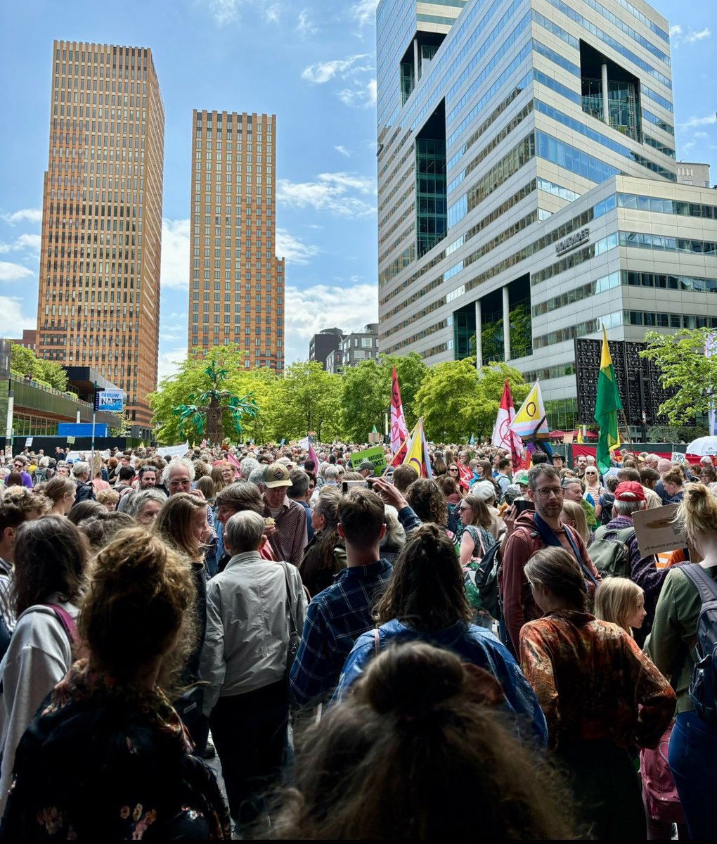 TomvanderLee's tweet image. As we speak; vindt er op de #Zuidas een grote #Klimaatmars plaats!

🍀🌍🌹