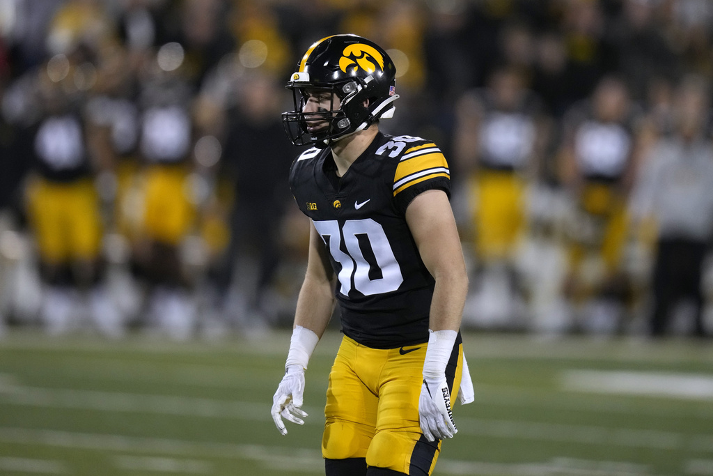 Iowa safety Quinn Schulte has been named named a candidate for the 2024 Lott IMPACT Trophy. The Trophy is awarded to the student-athlete who best exemplifies the characteristics of Ronnie Lott by making an IMPACT on and off the field. 📸 AP